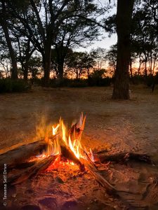 Safari mobile au Botswana : feu de camp